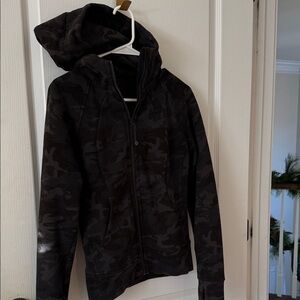 Lululemon Scuba Size 2 - Black Camouflage, Fitted Zip-Up Hoodie